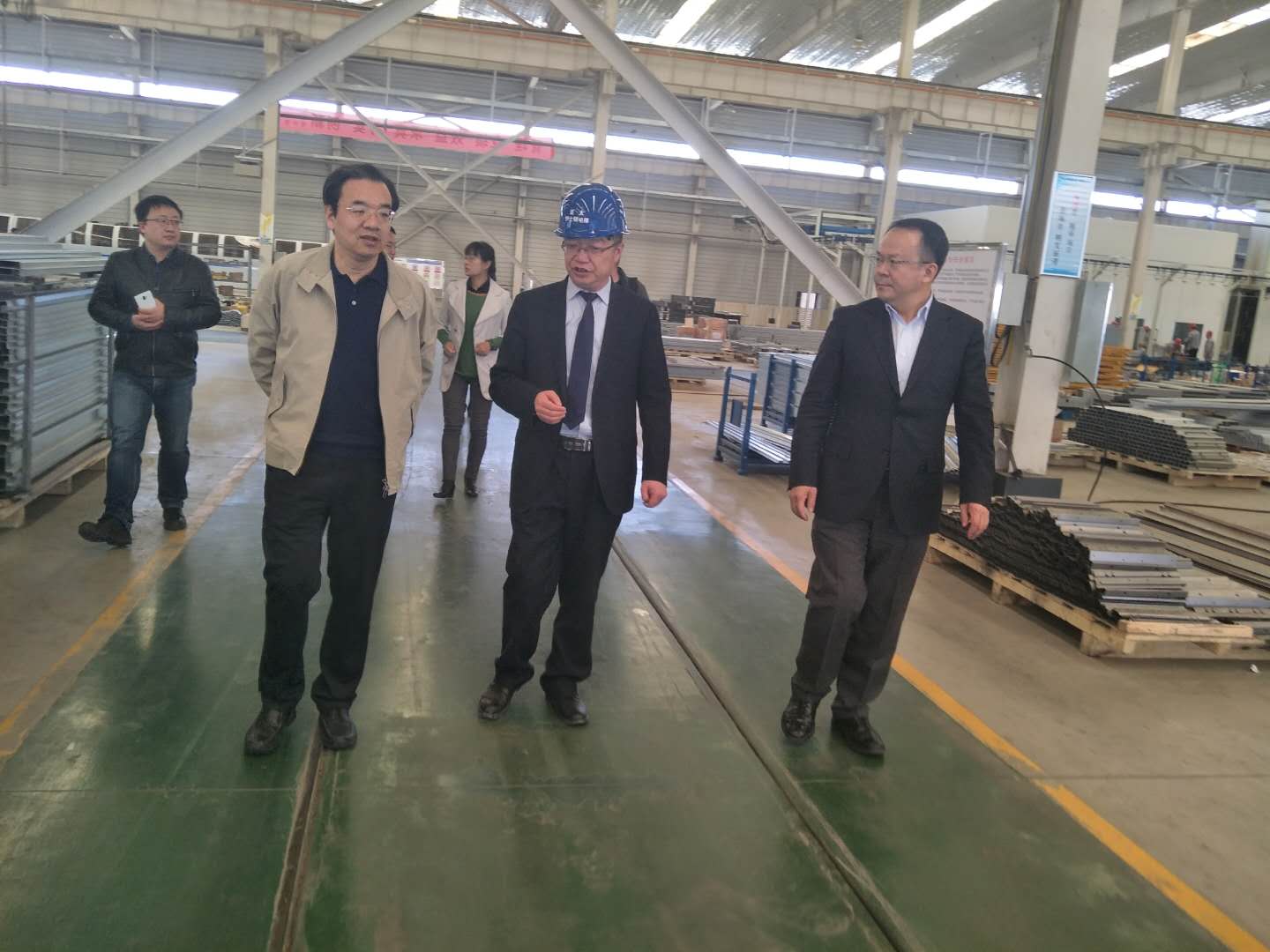 財(cái)政部駐甘專員辦事處黨組書記楊瑞金，蘭州市副市長牛向東一行參觀考察蘭州新區(qū)亞太伊士頓電梯廠